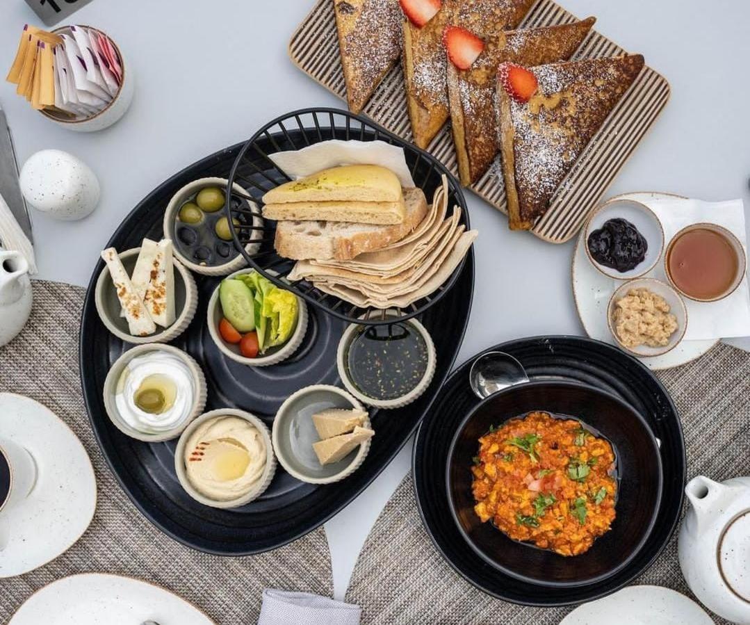 Mina Hotel And Residences By The Torch Doha Exterior foto Israeli breakfast