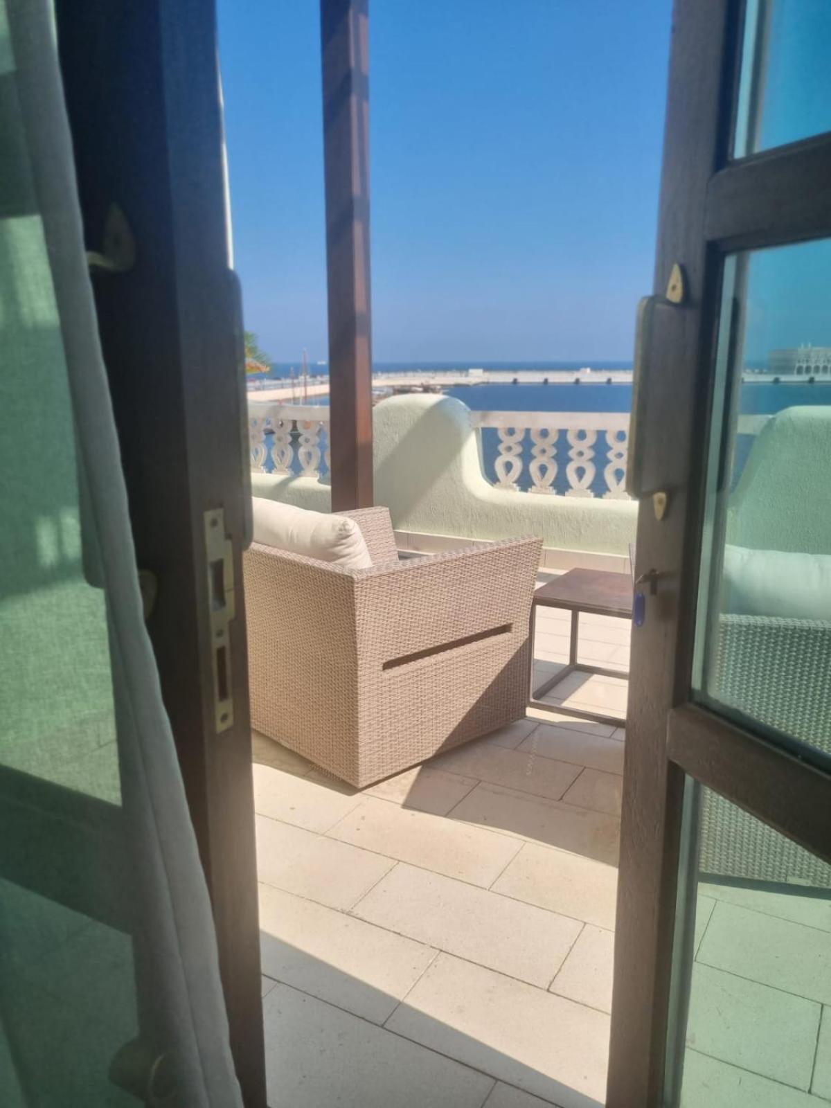 Mina Hotel And Residences By The Torch Doha Exterior foto A balcony at the hotel