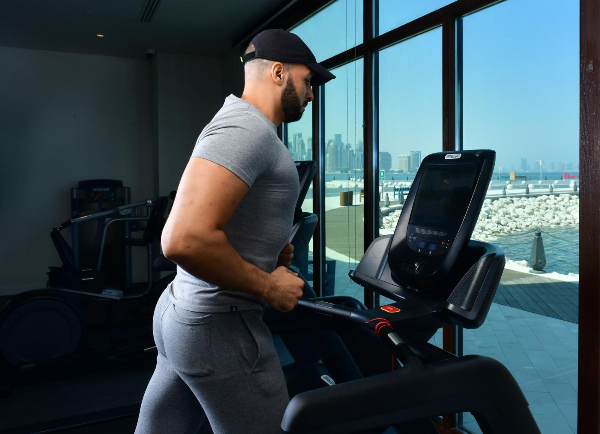 Mina Hotel And Residences By The Torch Doha Exterior foto A man exercising on a treadmill